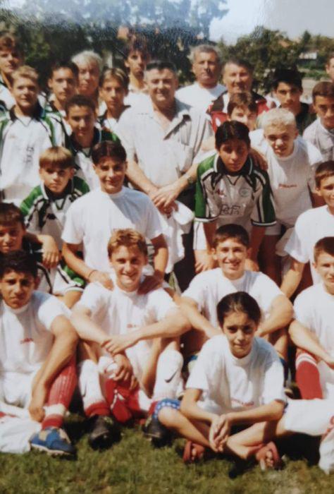 Vasile Stoica, în centru. În fața sa, încadrat de juniorii cu triouri verczi, Ștefan Radu 