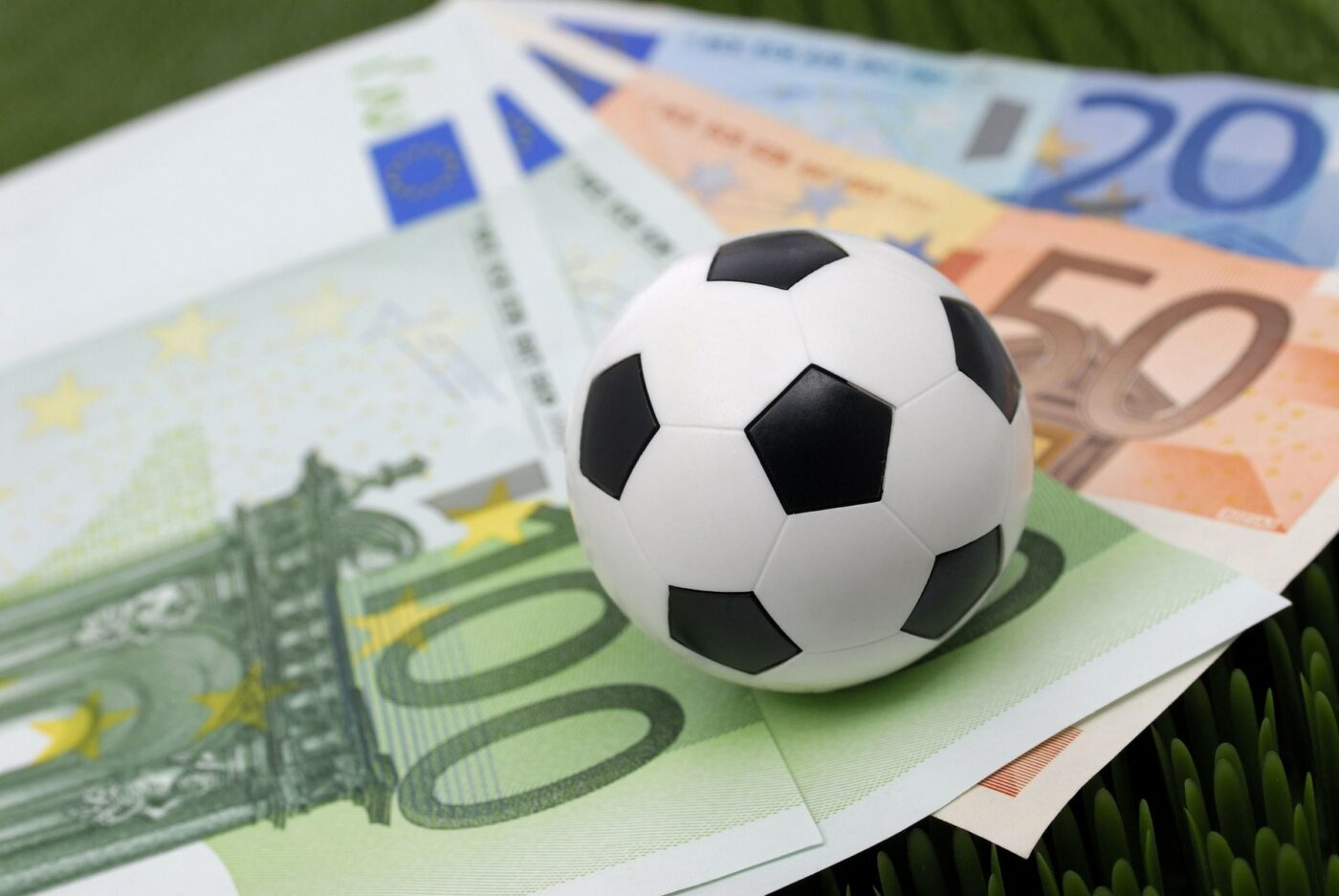 Scandal în fotbalul românesc! Cinci jucători, de la aceeași echipă, sunt anchetați pentru că joacă la pariuri sportive | EXCLUSIV