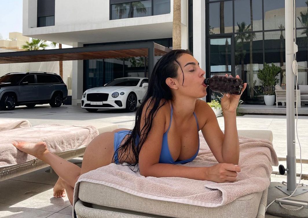 Georgina Rodriguez i-a înnebunit pe arabi cu fotografii de la piscină! Iubita lui Cristiano Ronaldo arată fenomenal în costum de baie, dar a fost repede mustrată: „Ar trebui să ceri iertare de la Allah!” | GALERIE FOTO