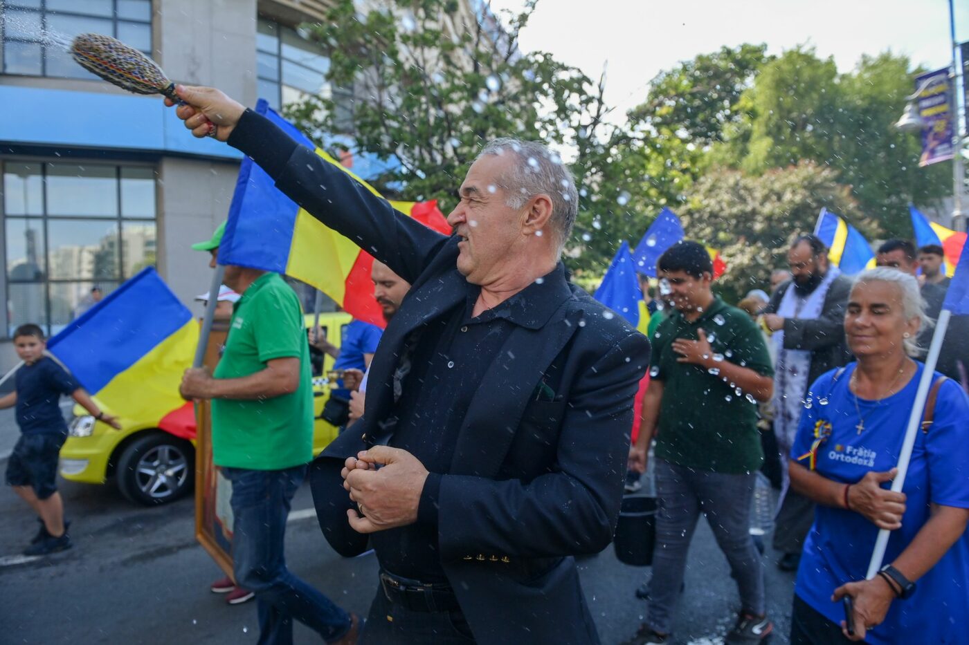 S-a dus cu o traistă de gât și un portret al miliardarului la Palat! Când l-a văzut, Gigi Becali a făcut un gest uriaș, chiar sub privirile lui Ionuț Luțu: i-a dat un teanc de euro!