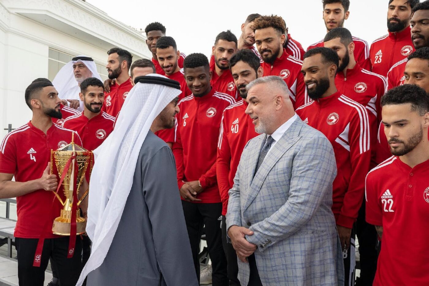 Gestul făcut de cel mai puternic om din Emiratele Arabe Unite pentru Cosmin Olăroiu. Antrenorul lui Sharjah e printre puținii care au avut această onoare