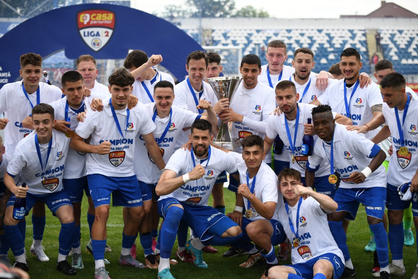 A încheiat sezonul cu o ”dublă” contra lui Dinamo, a primit trofeul Ligii 2, dar așteaptă și o medalie de campion al României cu Farul: ”Acolo nu prea am jucat, dar se pune”