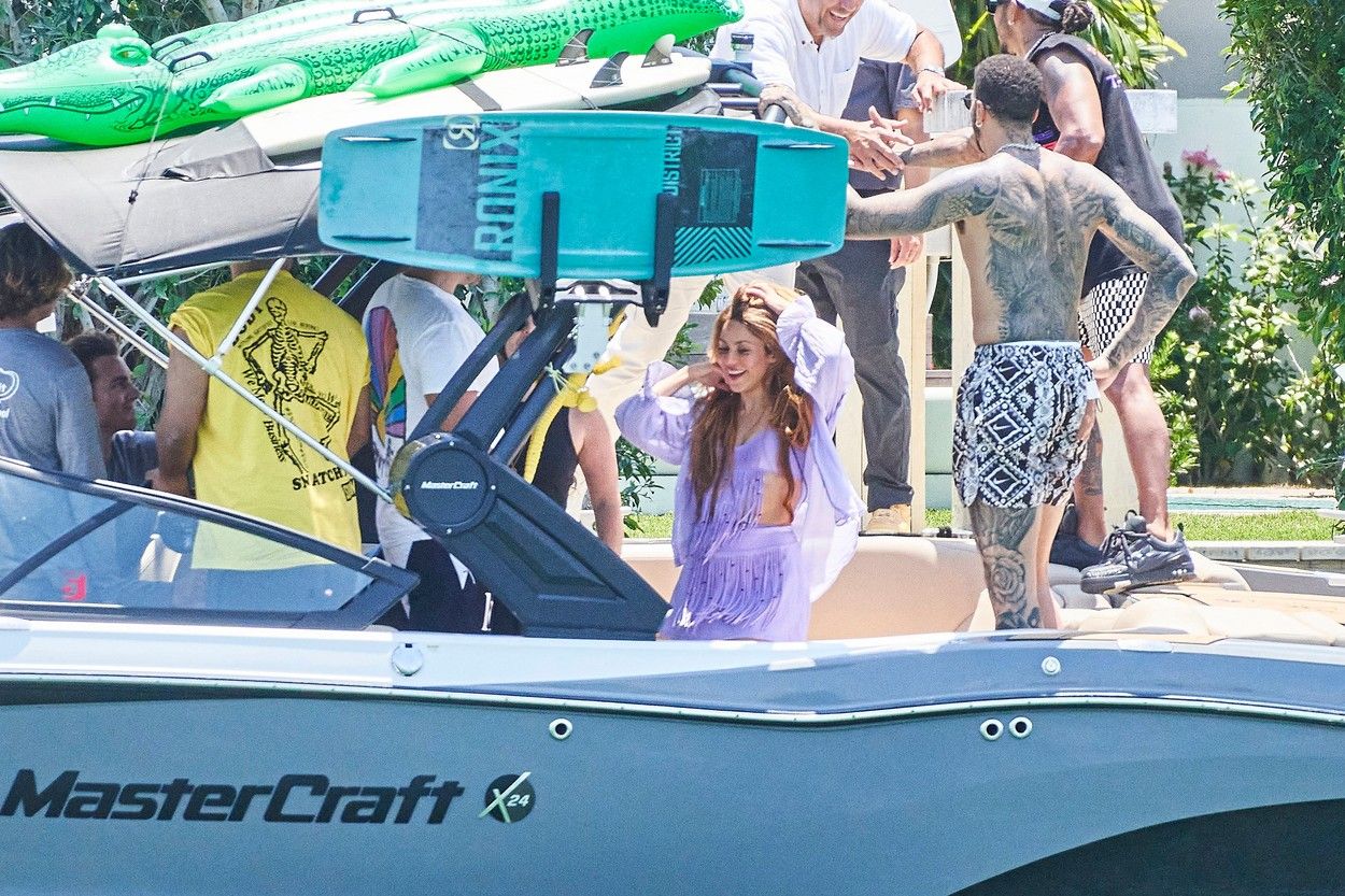 Nu se mai ascund! Shakira și Lewis Hamilton, surprinși din nou împreună. Fosta lui Pique și celebrul pilot au luat cina pe un iaht luxos în Miami