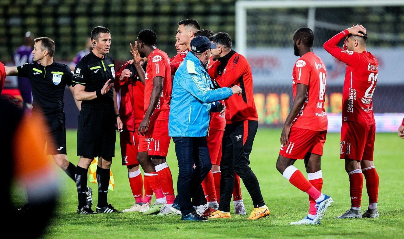 Mircea Rednic i-a cerut scuze arbitrului Adrian Cojocaru, care a condus FC Argeș – UTA, dar ce a descoperit între timp îi dă fiori: „Să nu fim luați de fraieri!”