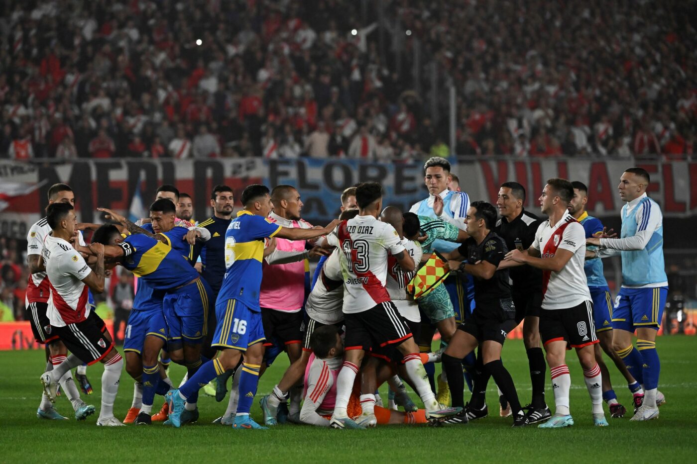 Bătaie incredibilă în derby: 7 cartonașe roșii pentru fotbaliștii care au participat la măcel! De la ce a pornit totul în River Plate – Boca Juniors | VIDEO