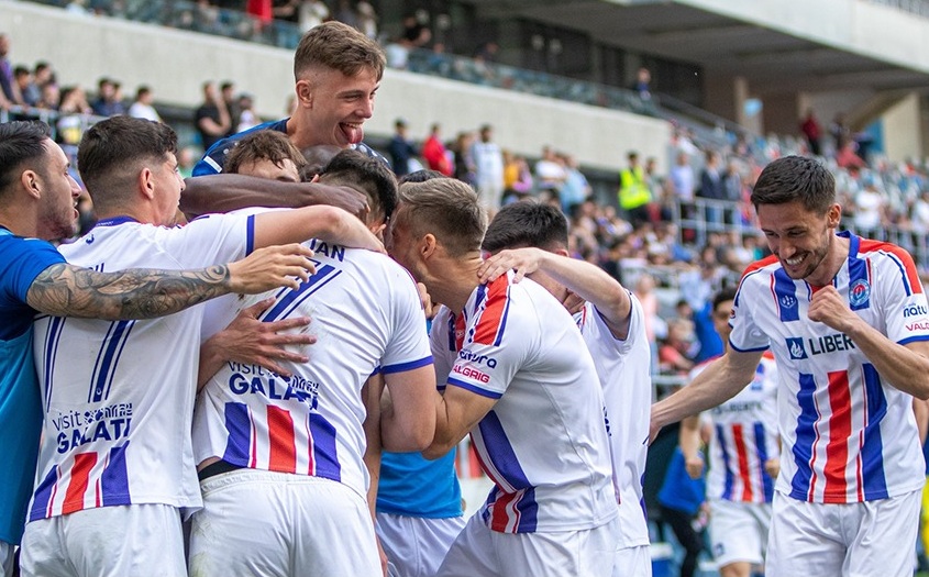 Sărbătoare la Galați! Fanii l-au ”acoperit” pe Dorinel Munteanu la interviuri și au celebrat promovarea pe teren. Antrenorul, anunț de senzație la final: ”Vreau în play-off-ul primei divizii”