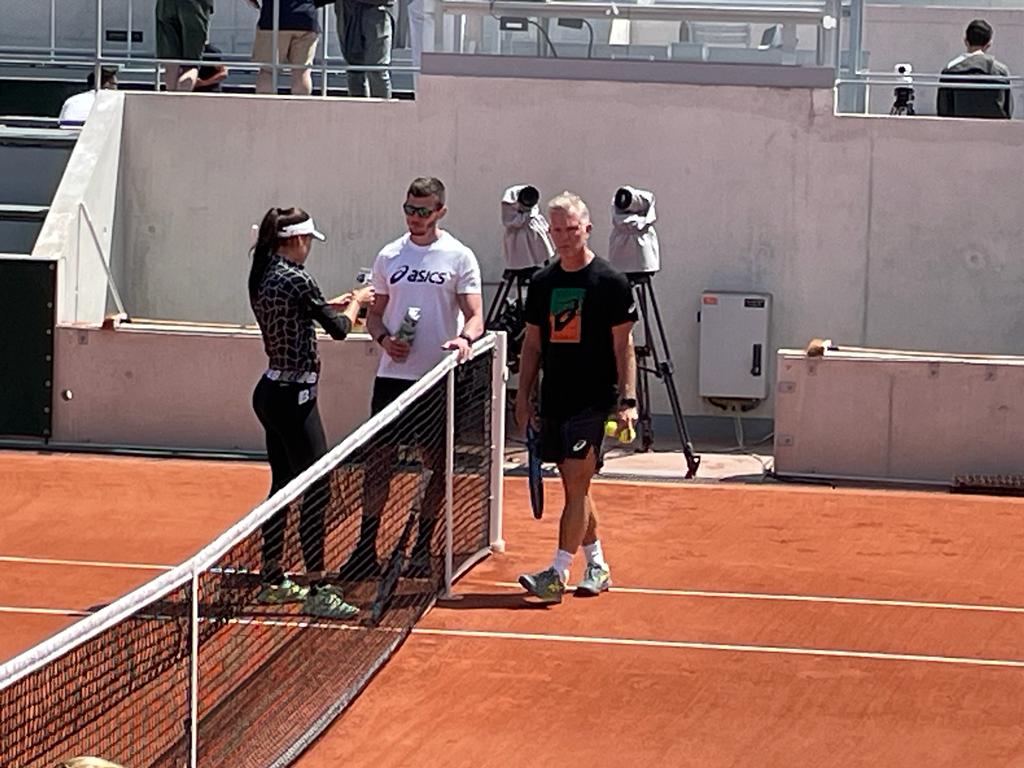 Fără Ion Ion Țiriac Alexandru la ultimul antrenament de la Roland Garros! Sorana Cîrstea l-a avut lângă ea pe un tînăr avocat | | FOTO&VIDEO EXCLUSIV | CORESPONDENȚĂ DE LA ROLAND GARROS