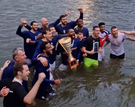Baie în râul Someș pentu baschetbaliști! U BT Cluj a câștigat titlul național | VIDEO