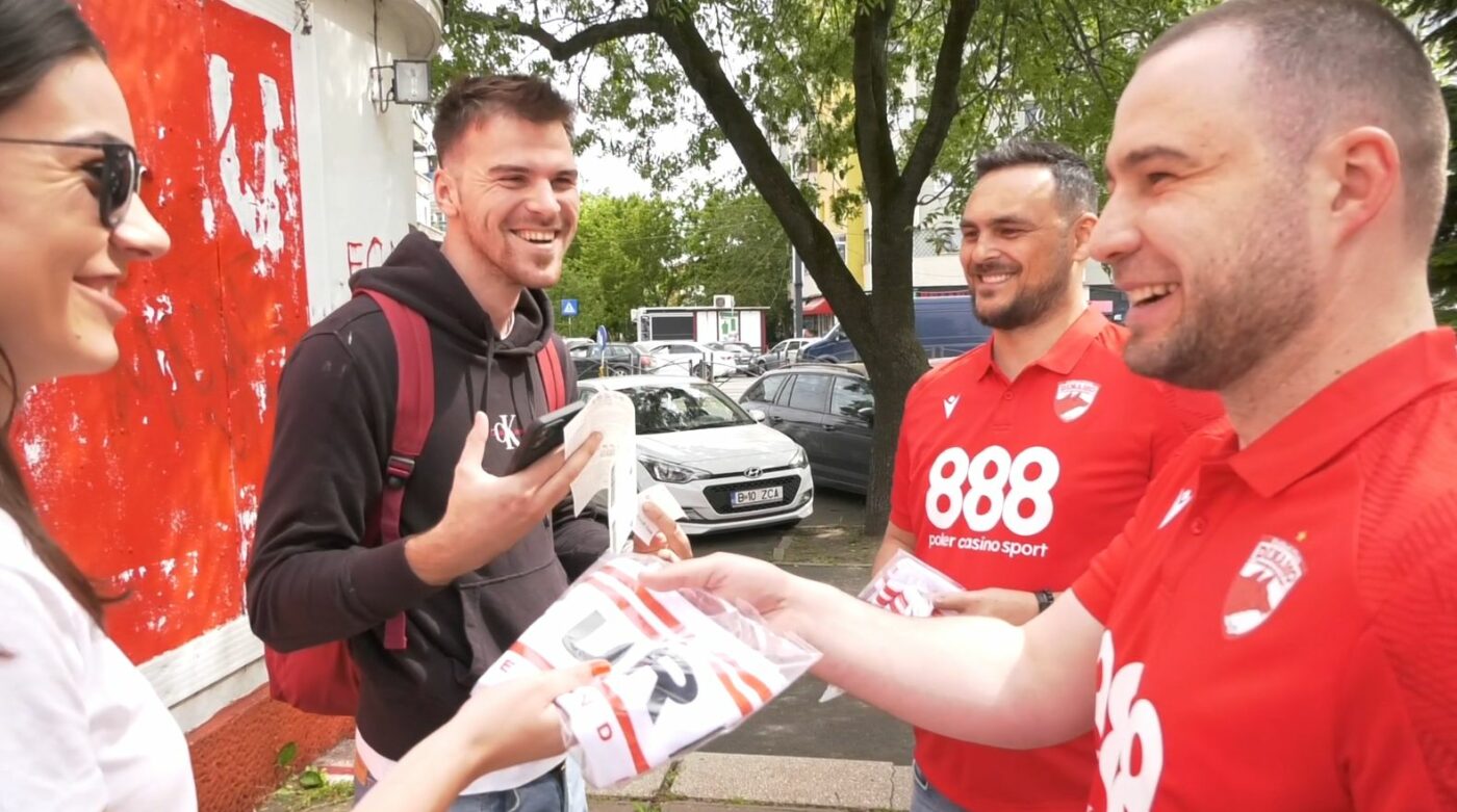Vlad Iacob a împărțit cadouri suporterilor care și-au achiziționat bilete pentru Dinamo – CSA Steaua și le-a transmis un mesaj clar: „Încă putem promovăm direct!” | VIDEO EXCLUSIV