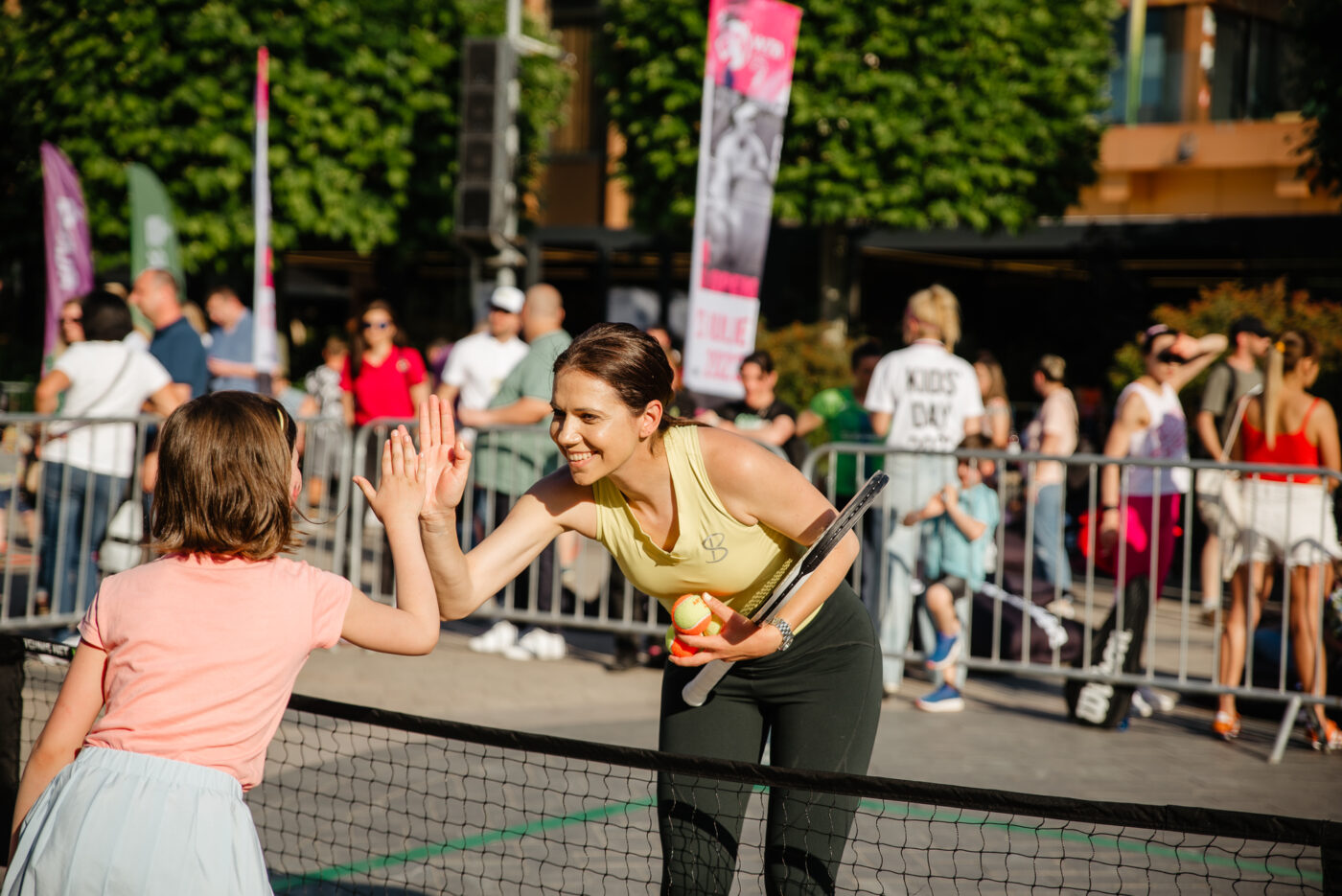 Momente unice pentru copiii pasionați de tenis, la Iași! Raluca Olaru și Andreea Mitu au jucat tenis cu peste 150 de copii, de Kids’ Day