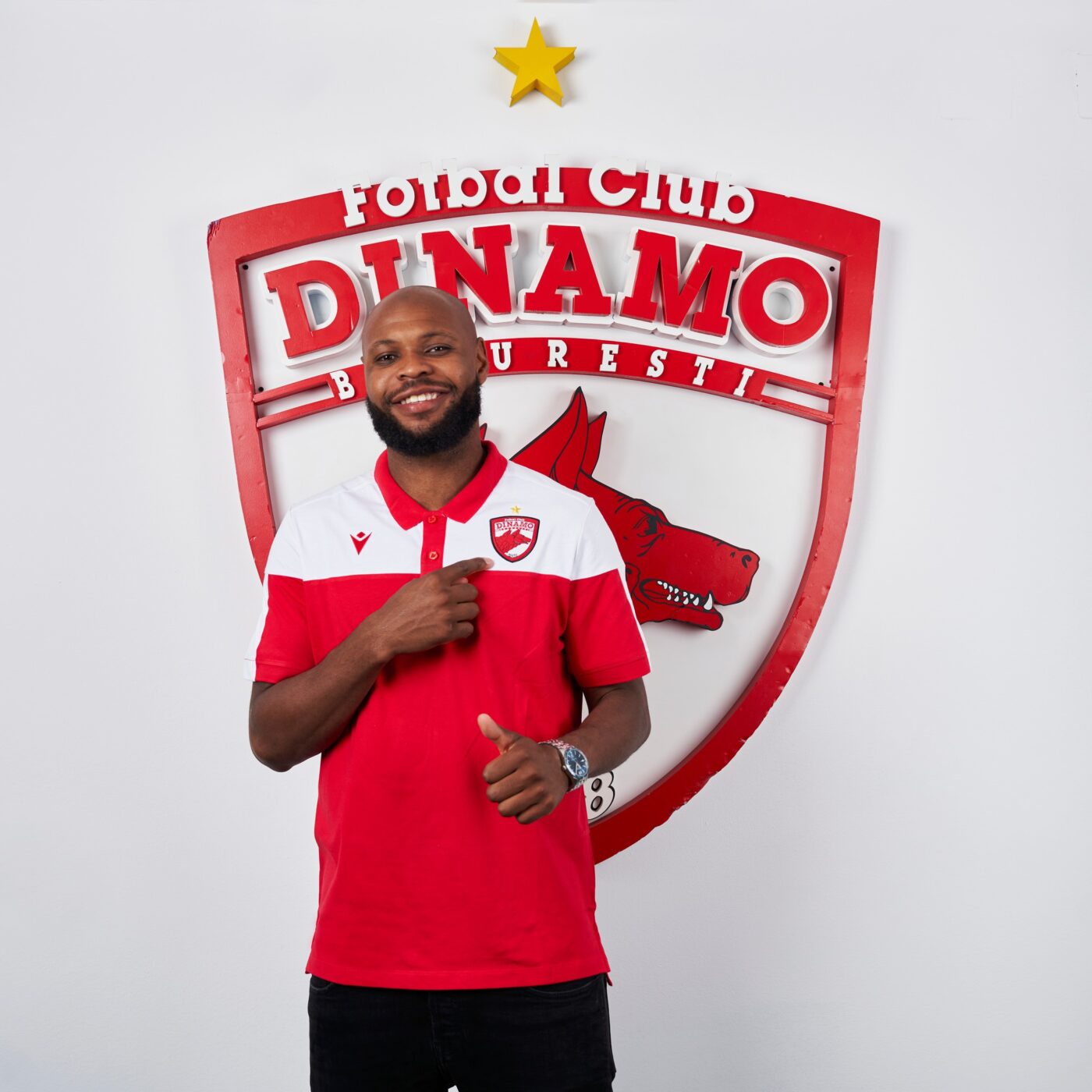 Bucureștiul nu l-a speriat pe malgașul Hakim Abdallah, proaspăt transferat de Dinamo: „Am văzut mulți români la Paris”. Impresionat de forța economică a României: „Nici la Bruxelles nu sunt asemenea bolizi”