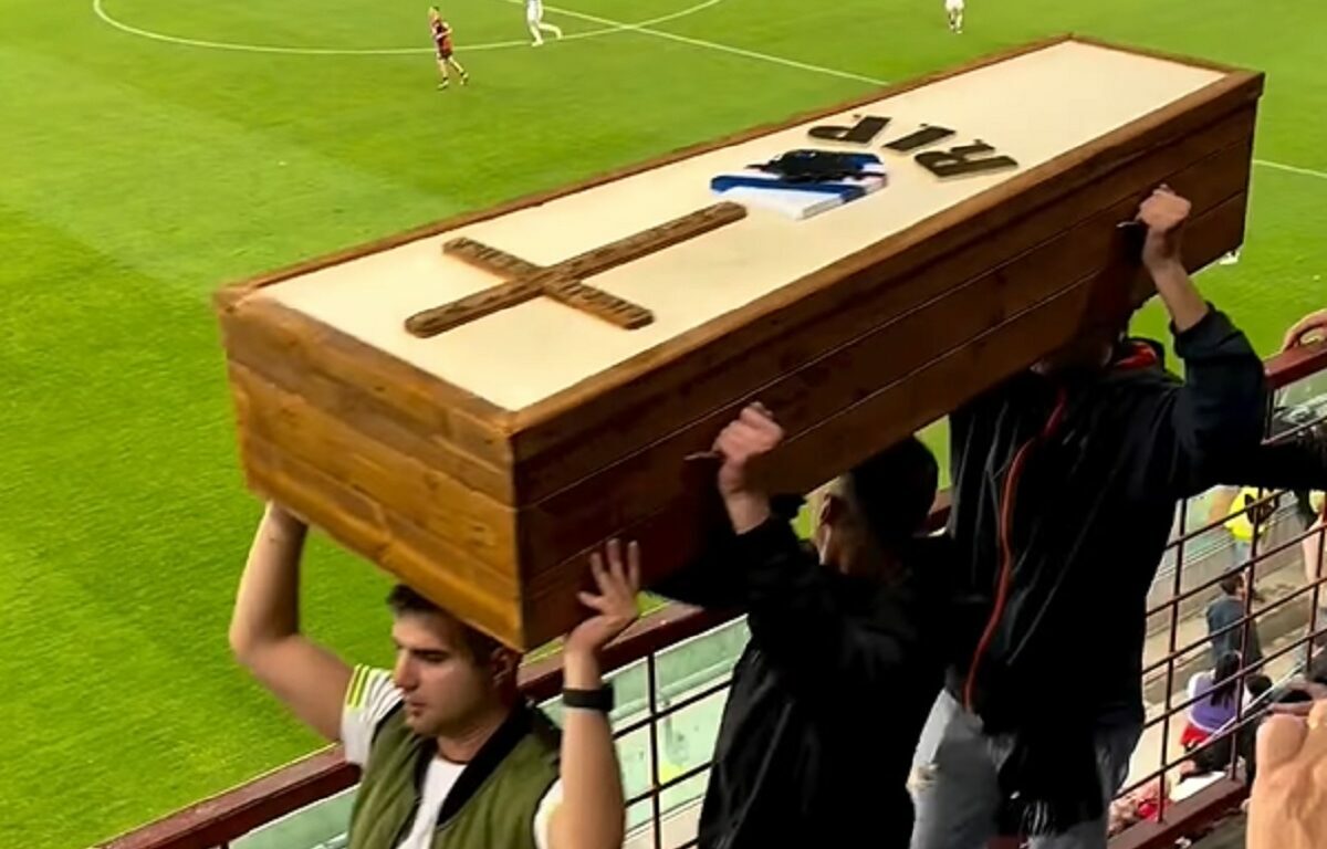 Au plimbat coșciugul pe stadion pentru fanii rivalei de moarte! Imaginile macabre care fac înconjurul lumii | VIDEO