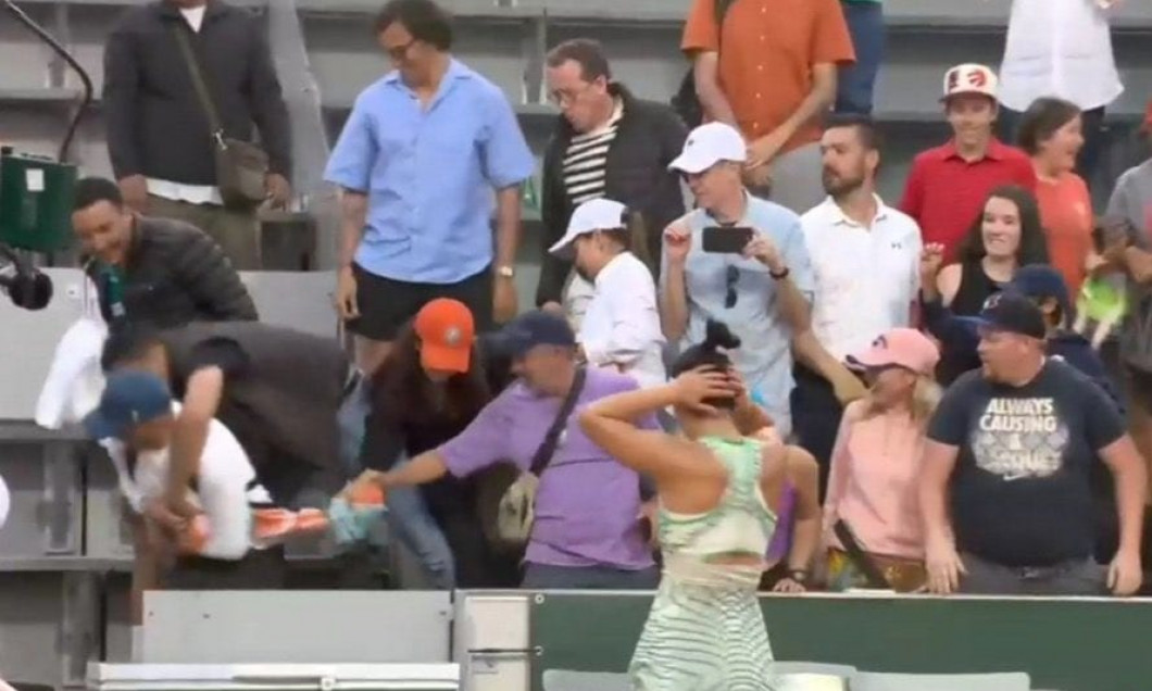 Bătaie, la propriu, pe prosopul cu care s-a șters Bianca Andreescu la Roland Garros! Jucătoarea a privit uluită ce se întâmpla în tribune | FOTO
