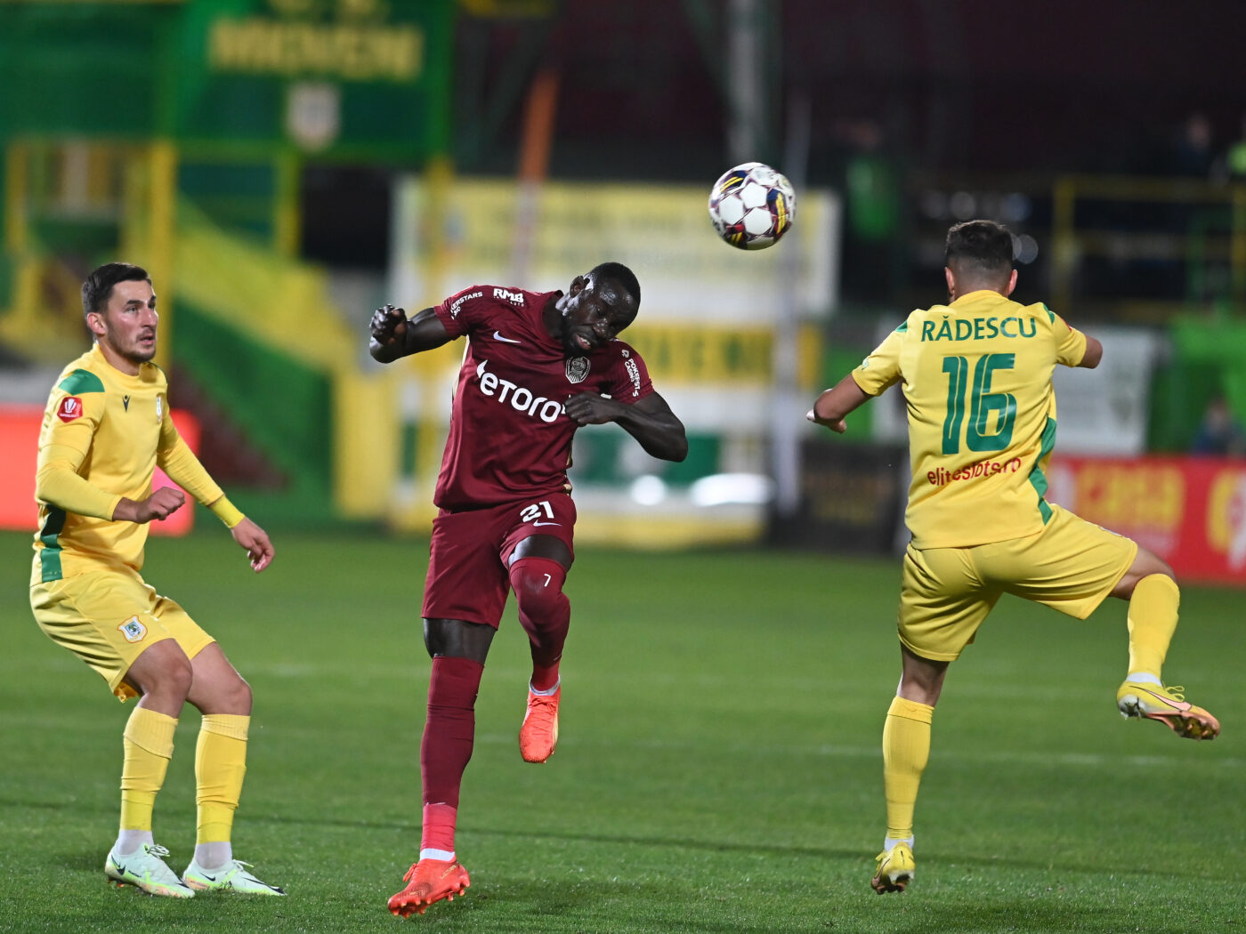Care fotbalist dă mai bine cu capul? Cum arată clasamentul în Superliga știindu-se că fosta campioană CFR Cluj era expertă la fazele fixe | SPECIAL