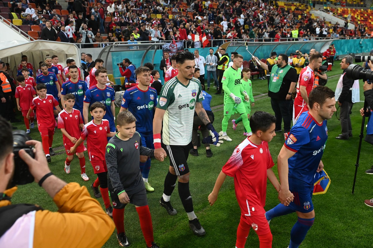 CSA Steaua e la un pas de implozie! Se destramă echipa Armatei? Fotbaliștii refuză să semneze contractele după ce au fost „țepuiți”