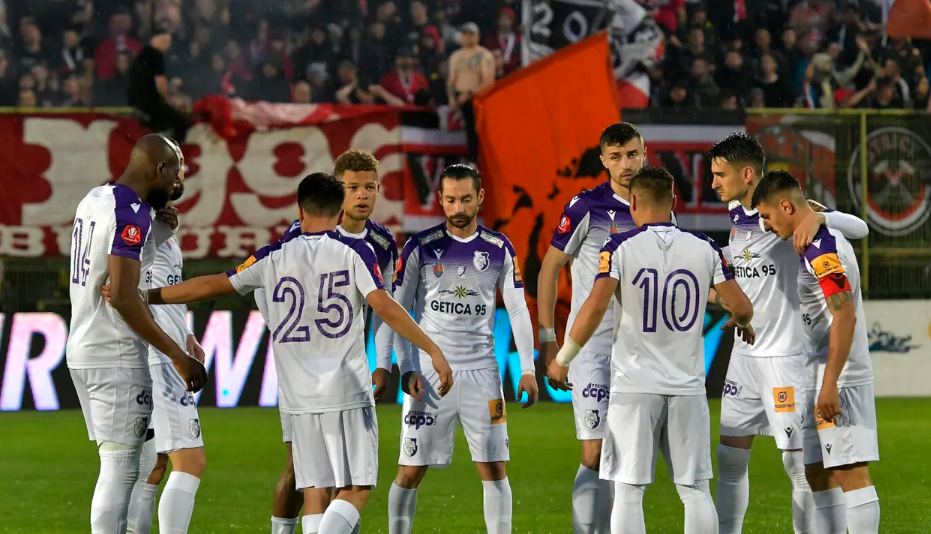 Teorie șocantă după ce Dinamo a promovat în Superliga! Acuzații incredibile: fotbaliștilor de la FC Argeș li s-ar fi pus ceva în mâncare, la hotel! „Așa am auzit”