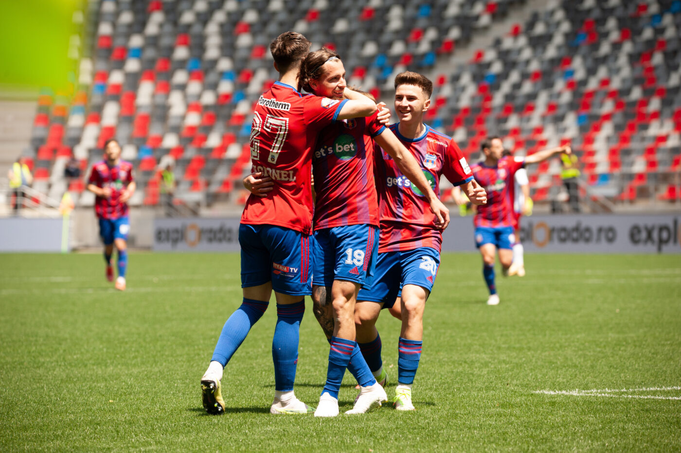 Curtea de Conturi s-ar putea sesiza din oficiu! Ce salarii au fotbaliștii de la CSA Steaua, în comparație cu șeful Statului Major și al ministrului Apărării Naționale: „Ar fi ceva foarte grav!”