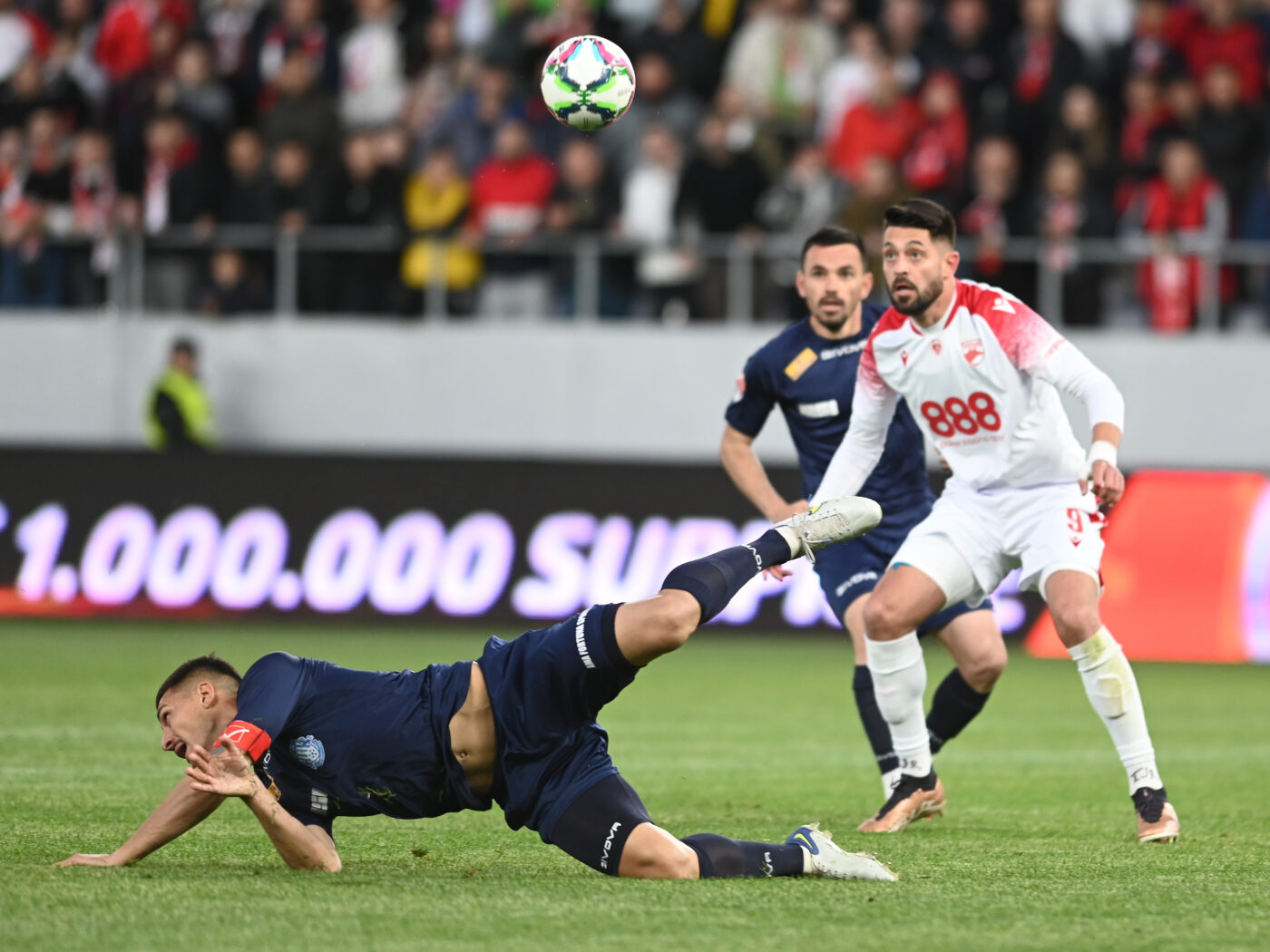 Un club din Superliga a „nimicit” un lot întreg dintr-o lovitură! A dat afară 14 fotbaliști, pe loc