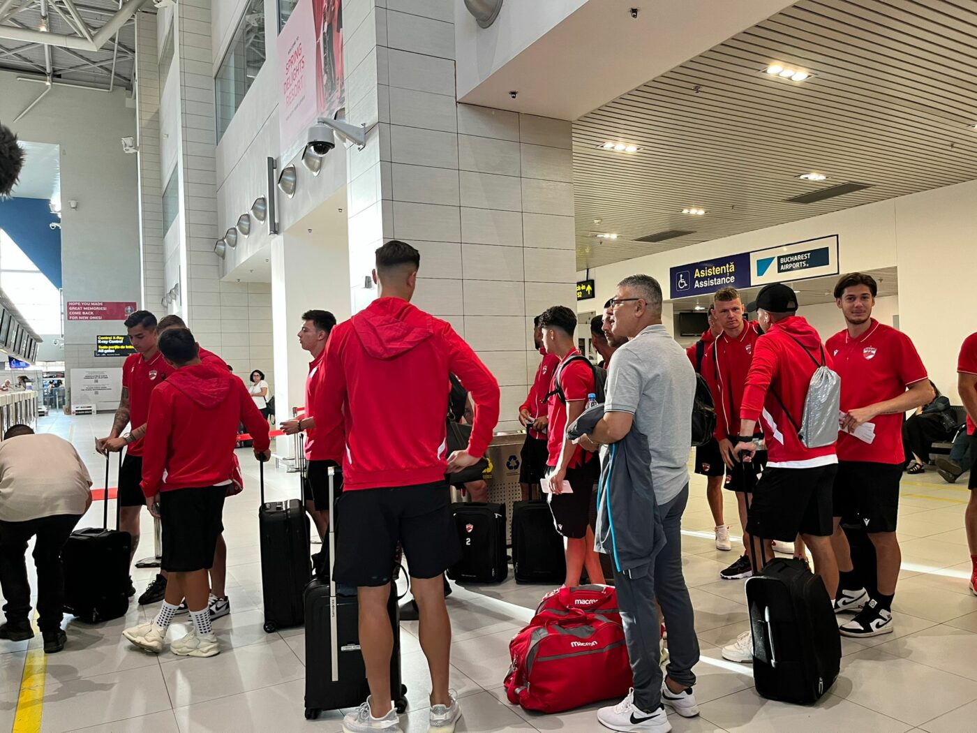 Dinamo a plecat în cantonamentul din Slovenia, unde Ovidiu Burcă așteaptă să i se alăture și noile transferuri: „Vor veni acolo ca viitori jucători ai noștri”. Cum decurg negocierile cu Sergiu Hanca: „Discuțiile cu el se vor relua”