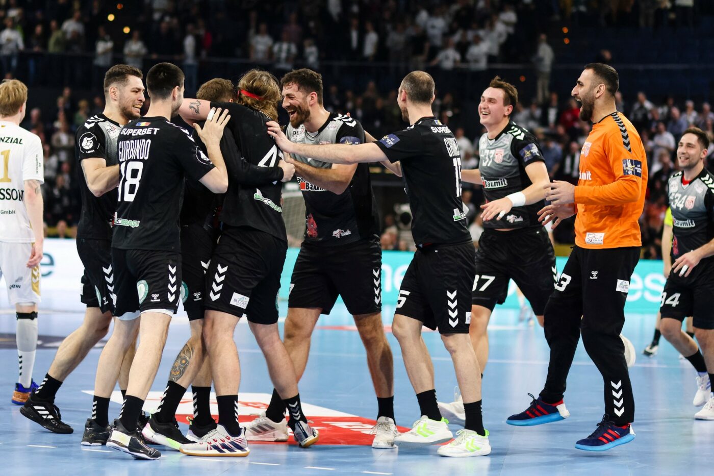 Dinamo, în pericol să rateze Liga Campionilor? Ce șanse au „dulăii” să fie între cei mai buni din Europa, argumentele campioanei României și când se anunță tabloul complet. Ce se întâmplă cu Xavi Pascual | SPECIAL