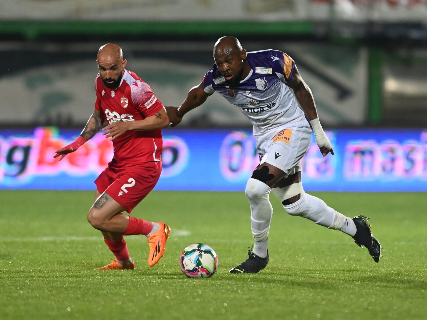 Dinamo, penalizată dur din cauza ultrașilor din PCH după ce a promovat în Superliga? Dezvăluirile incredibile ale lui Arnold Garita. „Au imitat sunetele unor gorile de fiecare dată când atingeam mingea!”