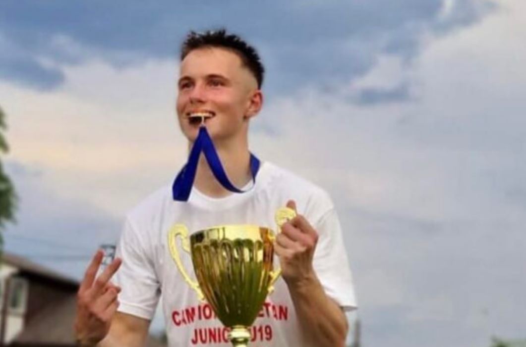 Dramă incredibilă în Buzău: a murit la doar 17 ani în timp ce juca fotbal, sportul în care visa să își creeze o carieră! A sărit un gard pentru a recupera mingea, iar ce a urmat e șocant