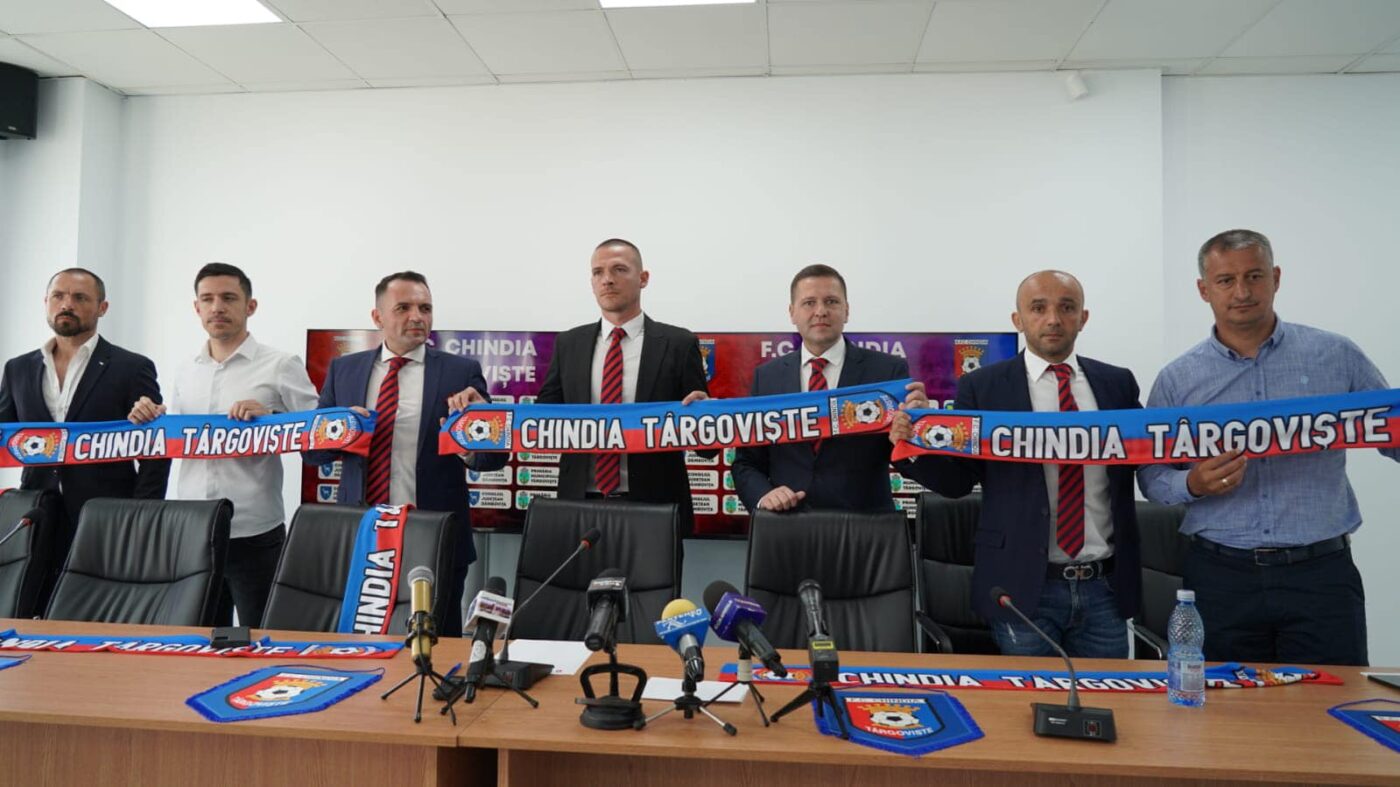 Chindia și-a prezentat oficial noua conducere administrativă și tehnică. Președintele CJ Dâmbovița: ”Pornim la Târgoviște reconstrucția micului Ajax.” Surpriza: un italian cunoscut în fotbalul românesc a fost numit director tehnic
