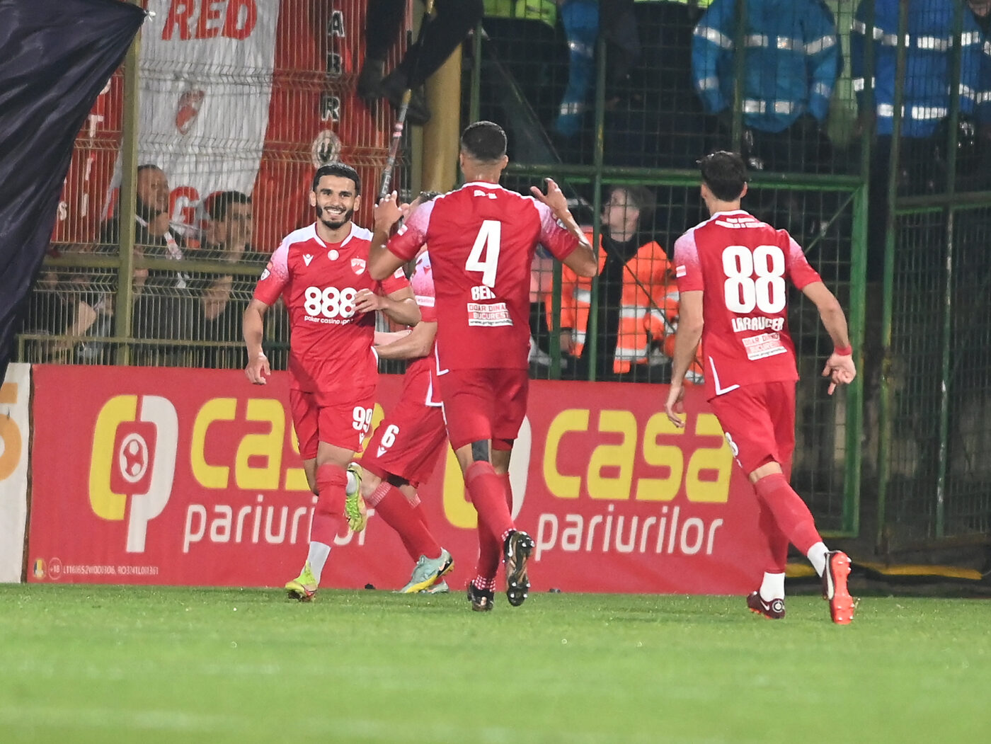 FC Argeș – Dinamo 4-2, în returul barajului pentru promovarea în Superliga. „Câinii” revin în primul eșalon după un singur sezon! Show total la Mioveni: fanii au pătruns pe gazon