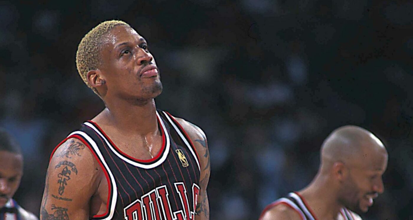 FCSB l-a „transferat” pe Dennis Rodman! Jucătorul roș-albaștrilor a uimit la reunirea echipei: echipament de baschet și look nou. E copia fidelă a fostului star din NBA | GALERIE FOTO