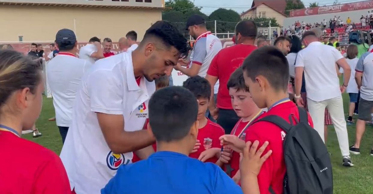Fotbalistul care se compara cu Mbappe și despre care Dumitru Dragomir spunea că „nu sunt cinci ca el în lume” a oferit un moment adorabil după ce a promovat cu echipa sa | VIDEO EXCLUSIV