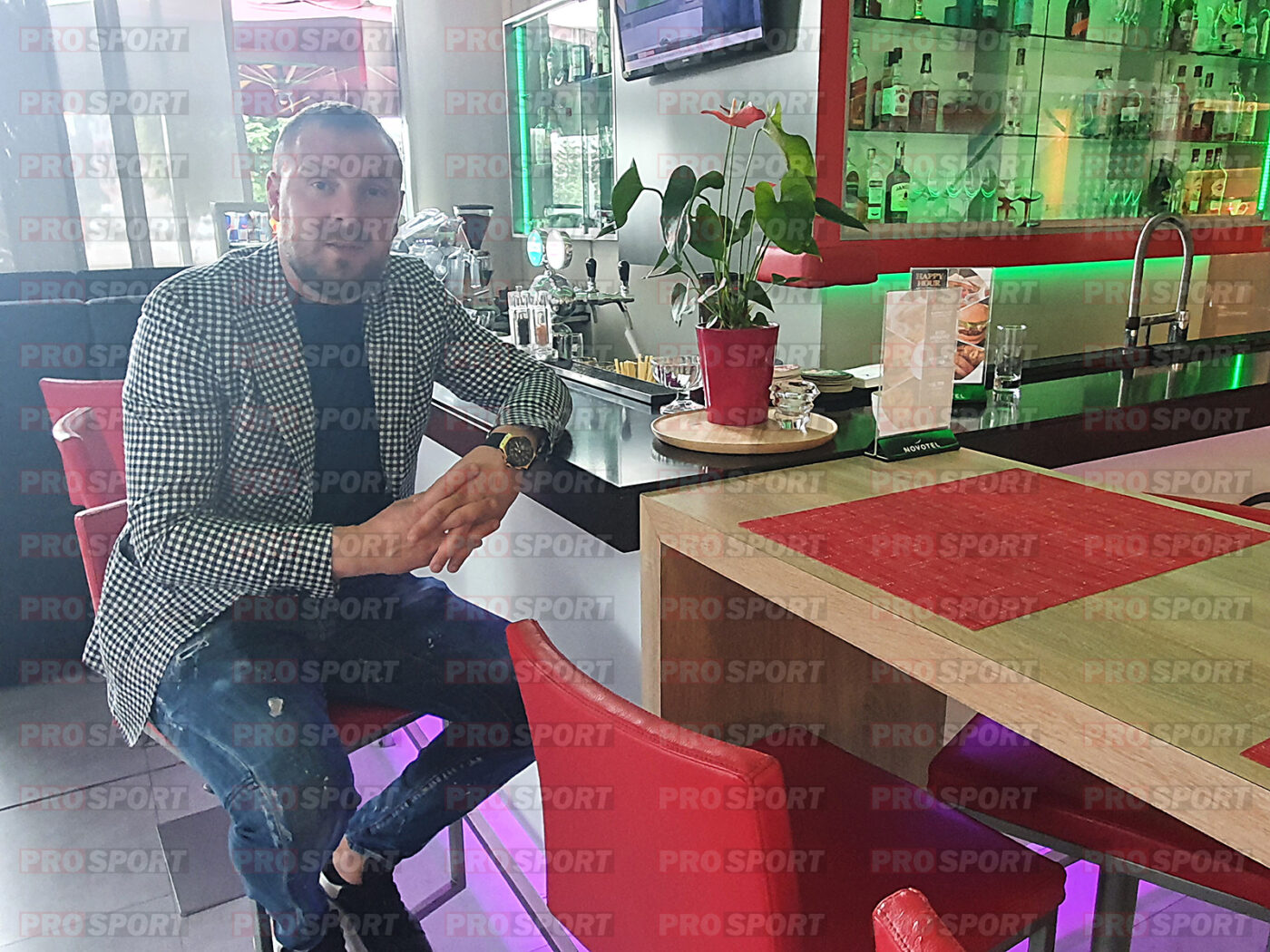Cosmin Moți la ora mărturisirilor spectaculoase: ”L-am felicitat în vestiar pe Maccarone pentru golul decisiv marcat contra Stelei. M-am bucurat la calificarea lui Boro în finala Cupei UEFA”. Transferul de senzație pe care l-ar gira la Ludogoreț: ”L-aș lua ieri pe Mazilu, aș plăti fluierând 4-5 milioane de euro” | VIDEO ȘI FOTO EXCLUSIV