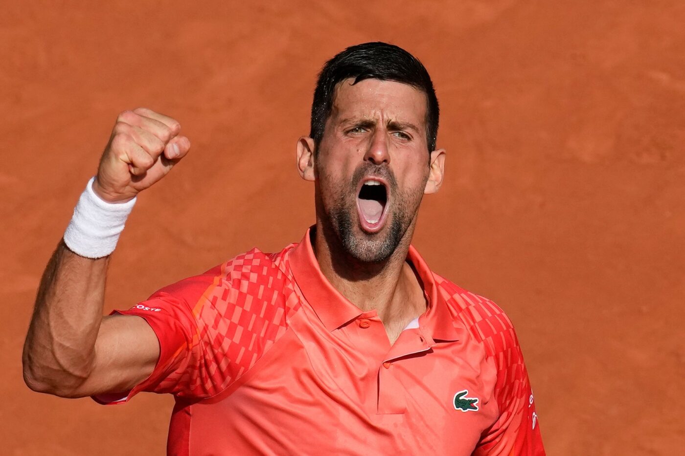 Novak Djokovic, în finală la Roland Garros! Carlos Alcaraz, cădere dramatică pe finalul meciului. Puncte fabuloase la Paris | VIDEO