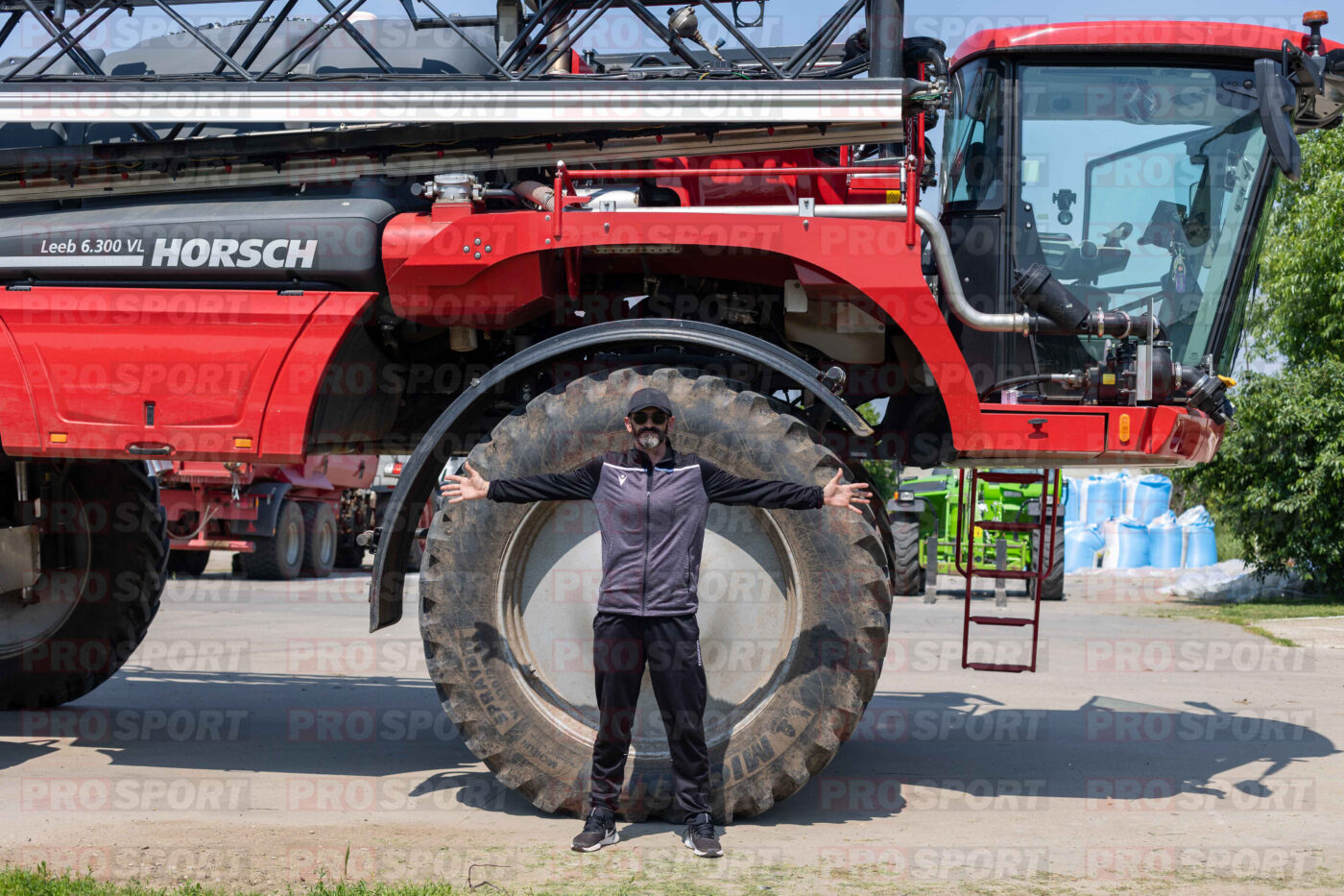 Agricultorul Cosmin Bărcăuan e șef peste terenurile nașului Nețoiu și deapănă povești spumoase la volanul unui utilaj de ierbicidat: ”Când am jucat cu Barcelona, ne-a amețit Messi. Glumeam cu Stoican pe teren că, decât să ne facem de râs, mai bine-i iau gleznele ăstuia”. Din 2005 a renunțat la ruletă și băutură: ”Spărgeam câte 15.000 de dolari pe seară în cazino” | VIDEO ȘI FOTO EXCLUSIV