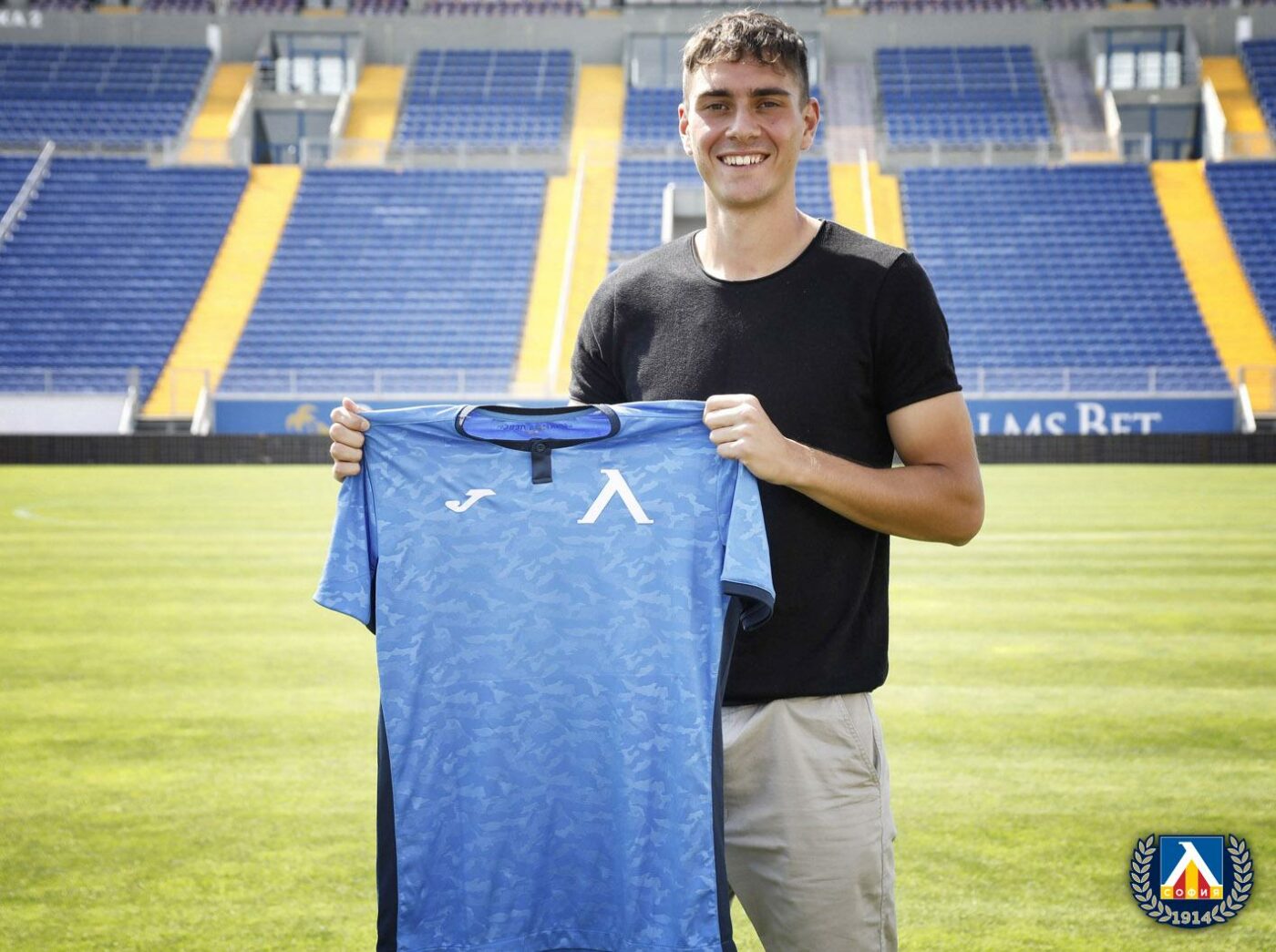 Dinamo aduce un stoper de peste Dunăre. Fundașul cu două selecții la națională este aproape să semneze cu echipa lui Burcă. Fotbalistul vine la București! | EXCLUSIV