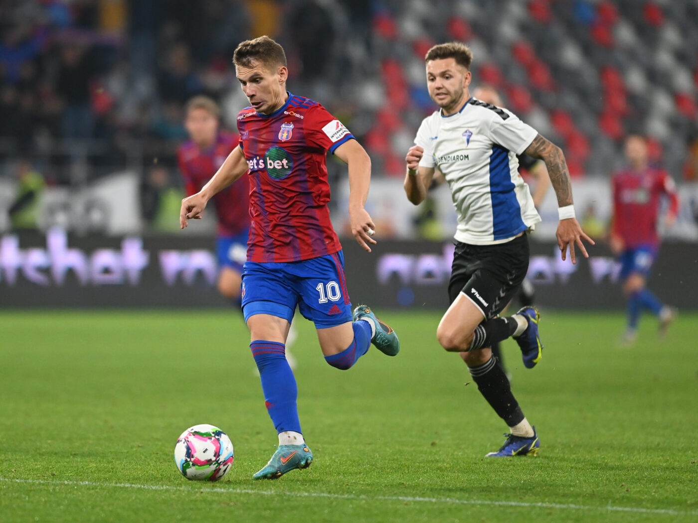 Unul dintre golgheterii Ligii 2 continuă în Superligă! A fost prezentat de noua sa echipă. „Este considerat unul dintre fotbaliștii revelație ai ligii secunde”