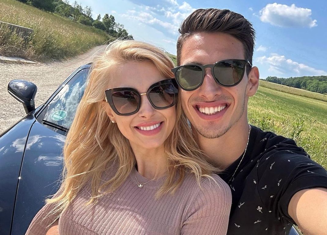 Primele imagini cu Andreea Bălan și tenismenul Victor Cornea. Solista radiază de fericire în brațele sportivului, dar fanii au criticat-o dur: „De ce nu cineva de vârsta ta” | FOTO