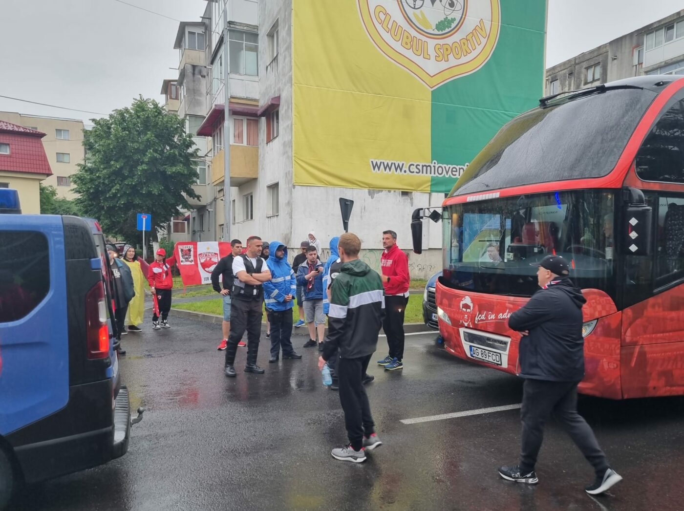 Momente tensionate la Mioveni înainte de barajul FC Argeș – Dinamo! Metoda prin care piteștenii au încercat să-i scoată din sărite pe „câini”: secundul lui Ovidiu Burcă a coborât din autocar plin de nervi! | FOTO
