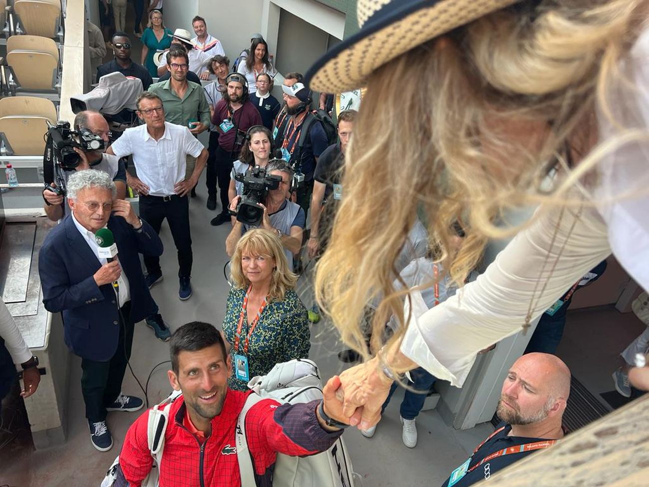 Novak Djokovic a fost felicitat pentru calificarea în finala de la Roland Garros de cea mai cunoscută româncă din lume. „M-a întrebat în limba română, ce fac și dacă sunt bine” | VIDEO