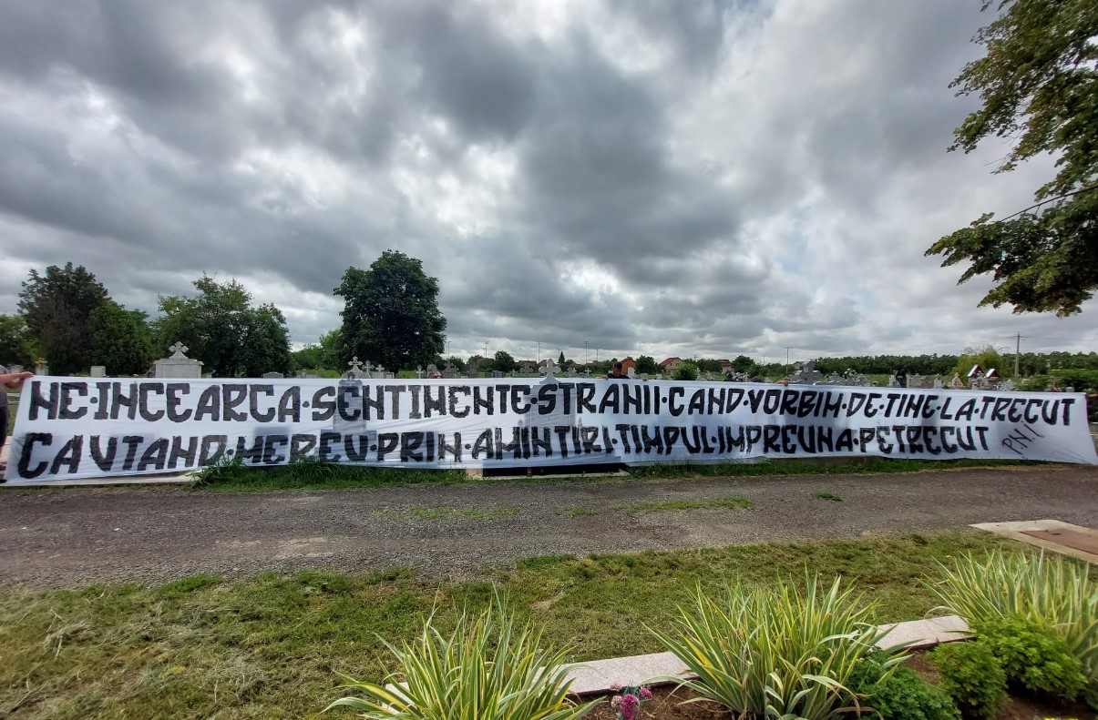 Fanii lui Poli Iași au traversat toată țara pentru a aprinde o lumânare la mormântul lui Ionuț Popa! Trei ani de la dispariția antrenorului