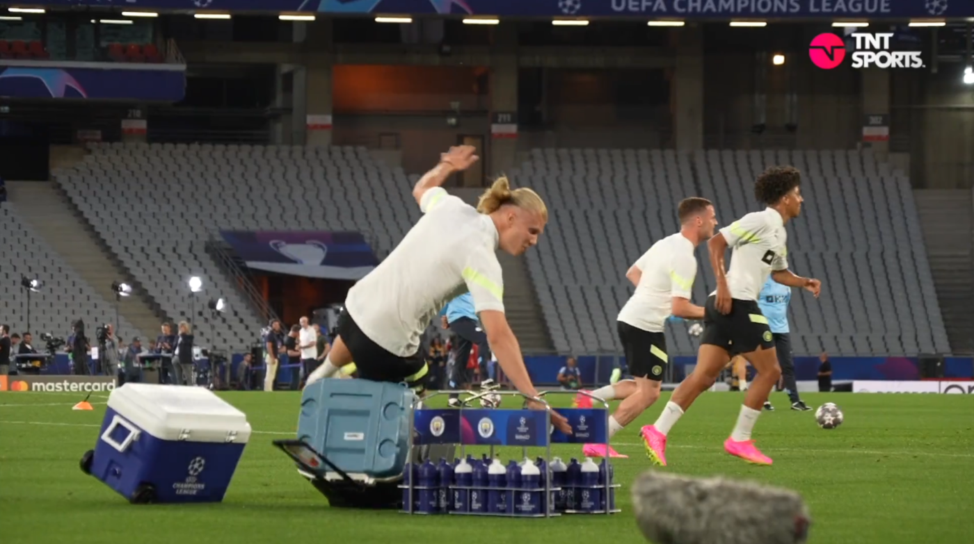 Erling Haaland, la un pas de o accidentare stupidă la ultimul antrenament dinaintea finalei Ligii Campionilor, Manchester City – Inter! Norvegianul s-a prăvălit și a fost cules de pe jos | VIDEO