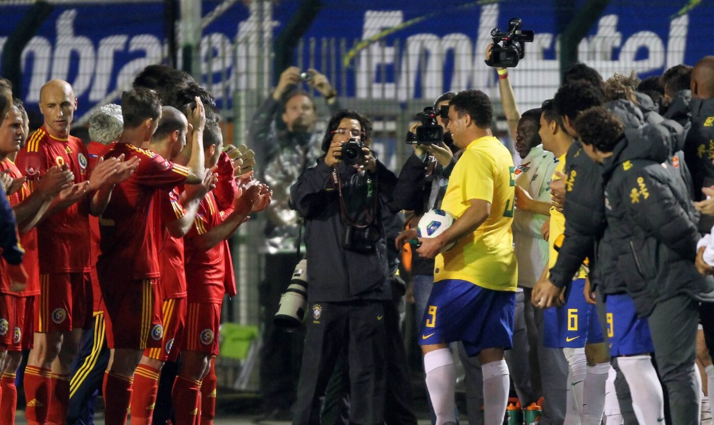 Cum era România să strice retragerea lui Ronaldo. Acum 12 ani, Lucescu jr. a abandonat echipa, Mutu s-a dat lovit, Tamaș s-a îmbătat și n-a mai ajuns la aeroport, iar Marica s-a distrat cu câteva fete la Sao Paolo | SPECIAL