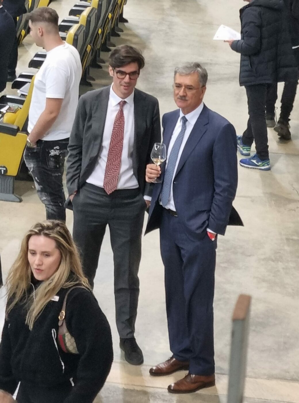 Eugen Voicu și fiul său, Alexandru, în tribuna VIP a Arenei Naționale