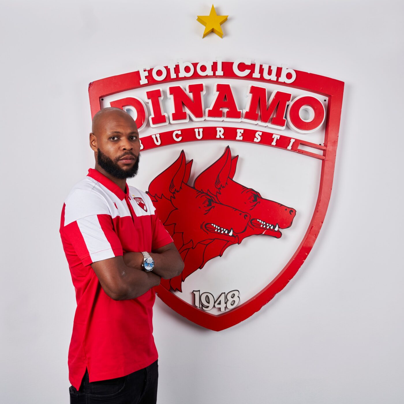 Ce riscă Dinamo, dacă acționarii nu ridică interdicția la transferuri, după ce a prezentat primul fotbalist, iar altul a venit în cantonament? „Contractul trebuie înregistrat în 15 zile și produce efecte din punct de vedere financiar în favoarea jucătorului”. RTZ nu a avizat | EXCLUSIV