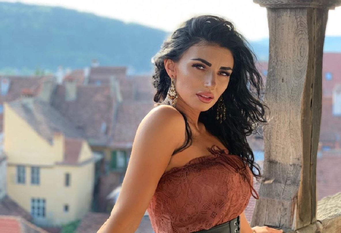 „Pur și simplu piesă… și nu de șah”. Cea mai sexy antrenoare din România a „incendiat” din nou Instagram-ul | GALERIE FOTO