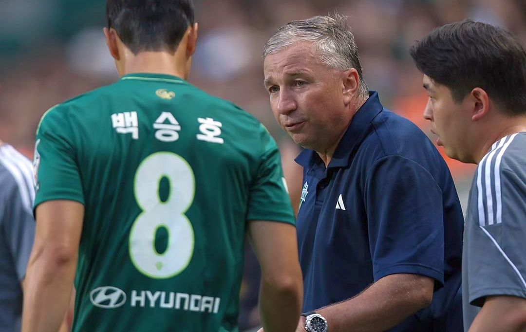 Dan Petrescu stârnește scandal în Coreea de Sud! Antrenorul echipei pe care a învins-o nu a mai suportat: „Cât e salariul lui în comparație cu al meu?!”