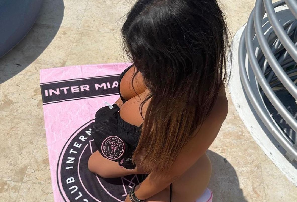 Cartonaș roșu pentru „cea mai sexy arbitră” de fotbal din lume: a încins internetul de bucurie că Lionel Messi a semnat cu Inter Miami! În ce ipostaze s-a putut poza | GALERIE FOTO