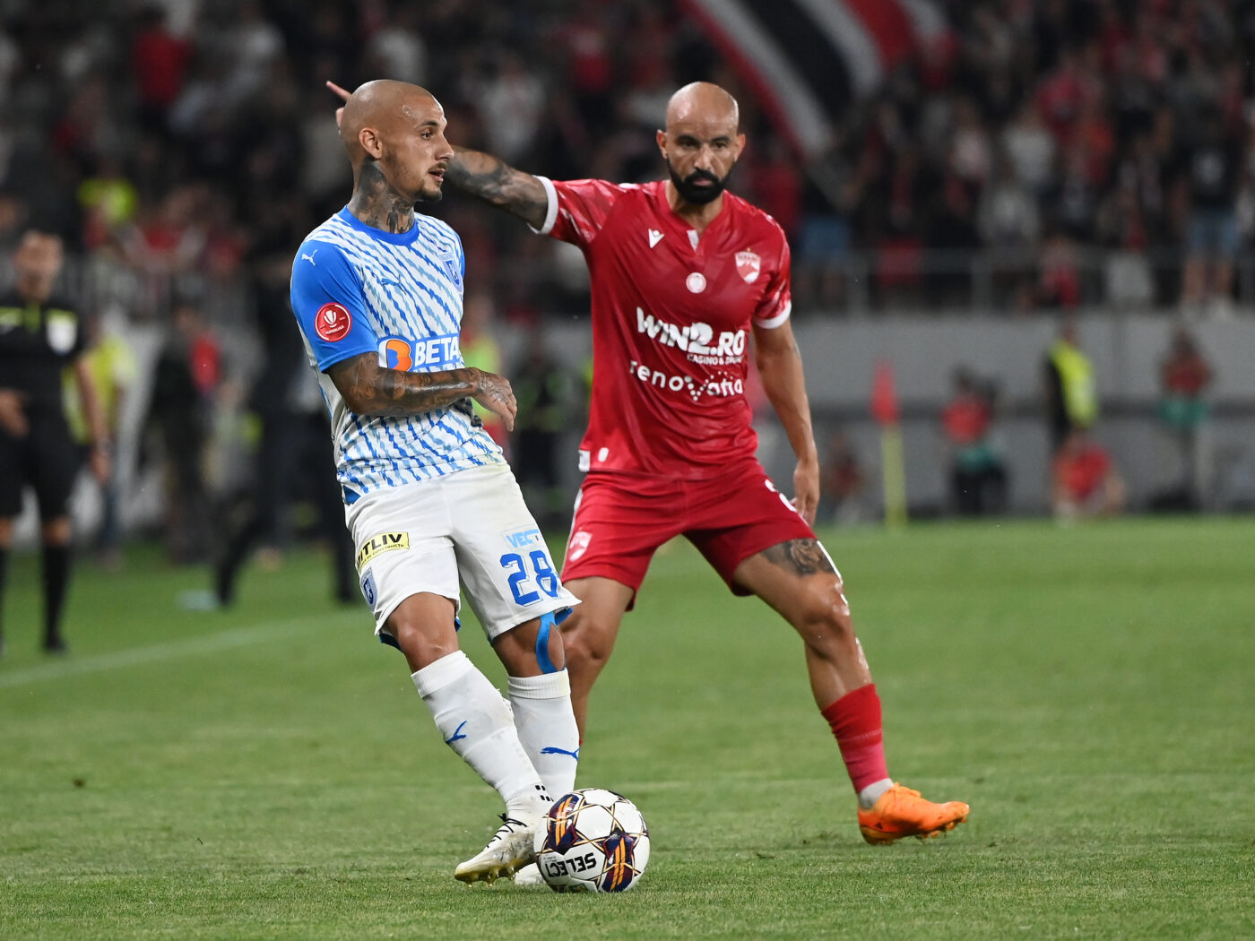 Greu drumul de la Dumbrăvița la Craiova! „Câinii” lui Burcă n-au stat cu fundul în poartă la revenirea în Superliga, dar valoarea oltenilor cu Mitriță în frunte a bătut entuziasmul sărăciei. Cronică de Gabriel Berceanu la Dinamo – Universitatea Craiova 0-2
