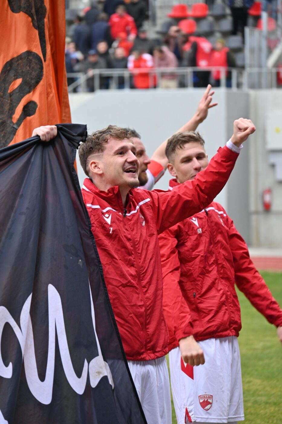 Un rapidist, ultrasul lui Dinamo în prima etapă a Superligii, cu Craiova! Fotbalistul, legitimat la formația din Giulești, surprins în primul rând al peluzei | FOTO