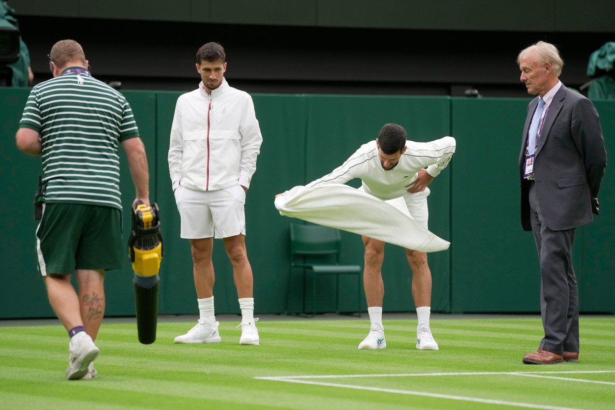 Novak Djokovic, omul bun la toate la Wimbledon! Ce gest a putut face sârbul în timpul meciului din primul tur | VIDEO