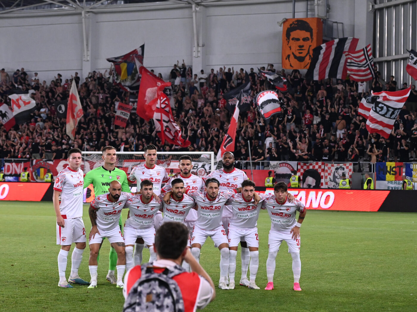 „UN MILION DE VOLŢI – DERBY”. Omul de sub steagul cu chipul lui Hîldan. Sergiu, dinamovistul care nu a ratat, pe stadion, ultimele 116 derby-uri!
